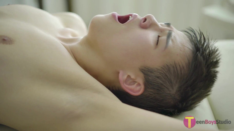 Doggy boys: 오일 마사지 후 거칠게 키스하고 섹스하는 Alexandre Lee 그리고 Lucho Cordell