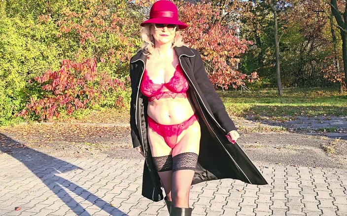 Misses_Jenny: Herbst outdoor-striptease