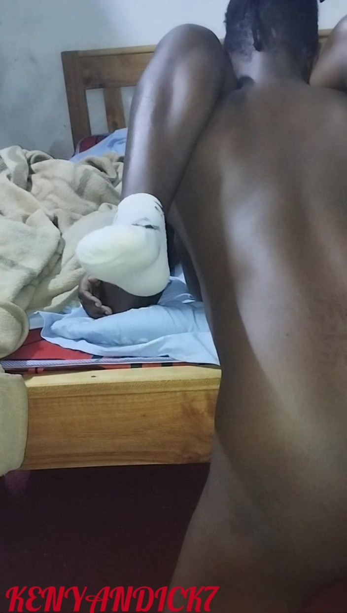 Kenyan Dick7: Lelaki hitam matang Afrika menjilat pepek berbulu