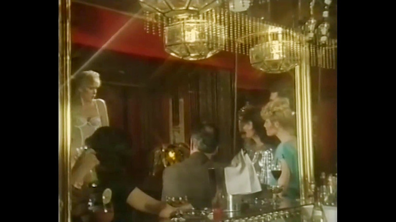 Toy Sluts: Une MILF blonde se masturbe pour amuser tout le monde