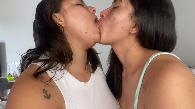 zoemelissa: Meninas lésbicas se beijando profundamente com muita língua