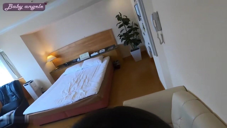 Asian happy ending: 첫 정액 삼키기. 지저분한 마무리로 덮인 귀여운 얼굴 - 1부