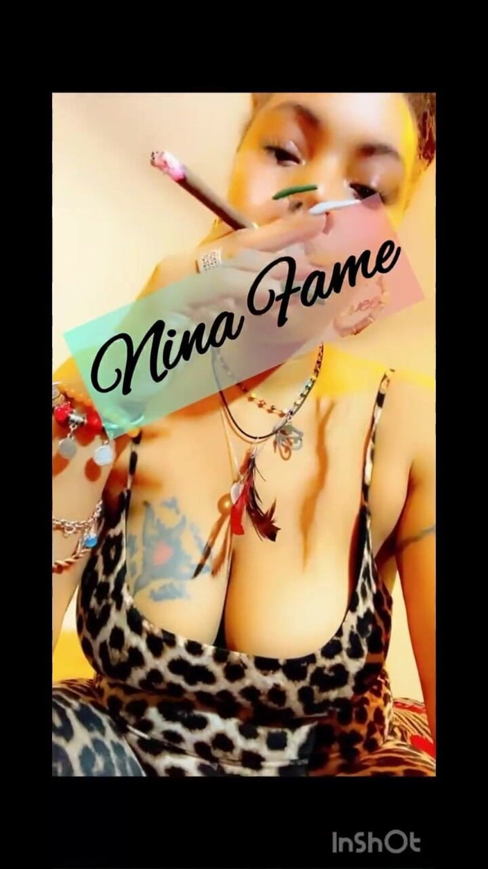 Nina-Fame: 彼女はとても暑いです!!