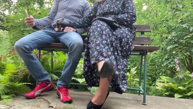 OurFetishLife: Het handjob latex handske kuk utomhus och ta handske för...