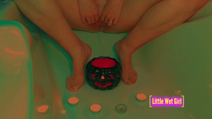 Little Wet Girl: Gioca a pisciare nella zucca e nelle candele ad Halloween