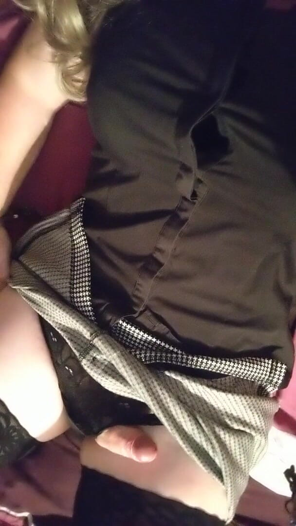 NikkiGee: Strofinando il mio clittie