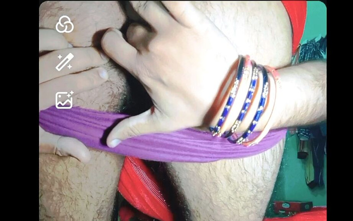 Gaurisissy: Người đồng tính Ấn Độ crossdresser xxx trong saree đỏ móc cua trong đít anh ấy