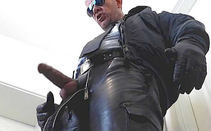 GERMANE_XL: Kožený policajt 61 chcaní a mrdka