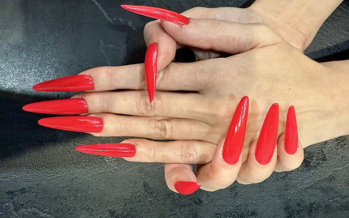 Julia domaina: Unghie lunghe rosse brillante, dita lunghe e feticcio della mano