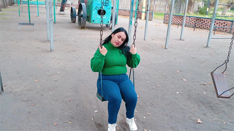 Kellyhotstepmom: Kun je me helpen swingen, schat? Duw me harder langs...