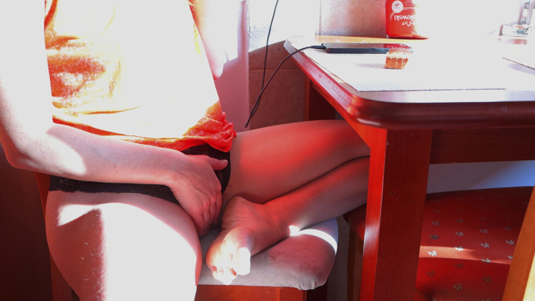 AnnaHomeMix: Beauty decidió masturbarse al amanecer con una taza de café....