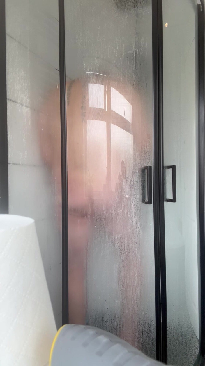 Jeffry: Un uomo arrapa si spoglia e si rade i capelli...