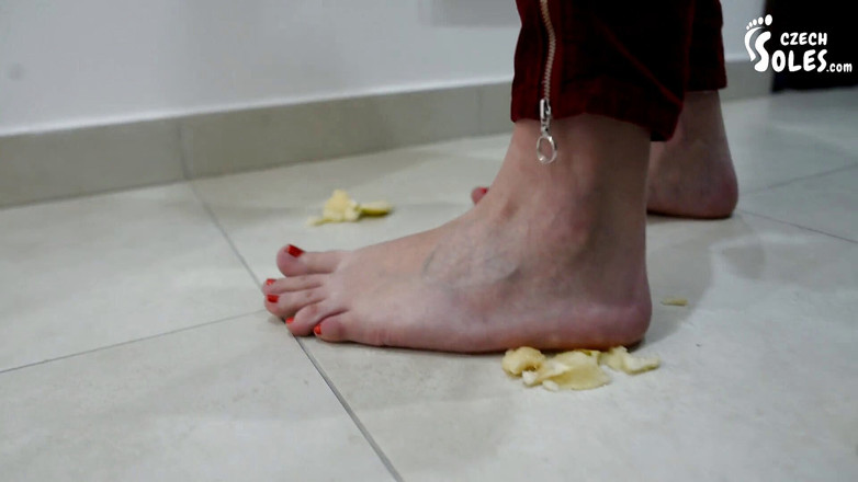 Czech Soles - foot fetish content: फ्रूट कुचलना और पैर चाटना