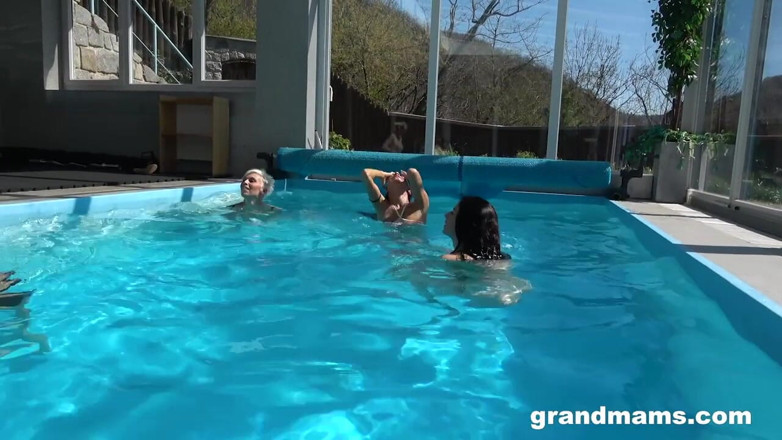 Grandmams: Oma pool-orgie