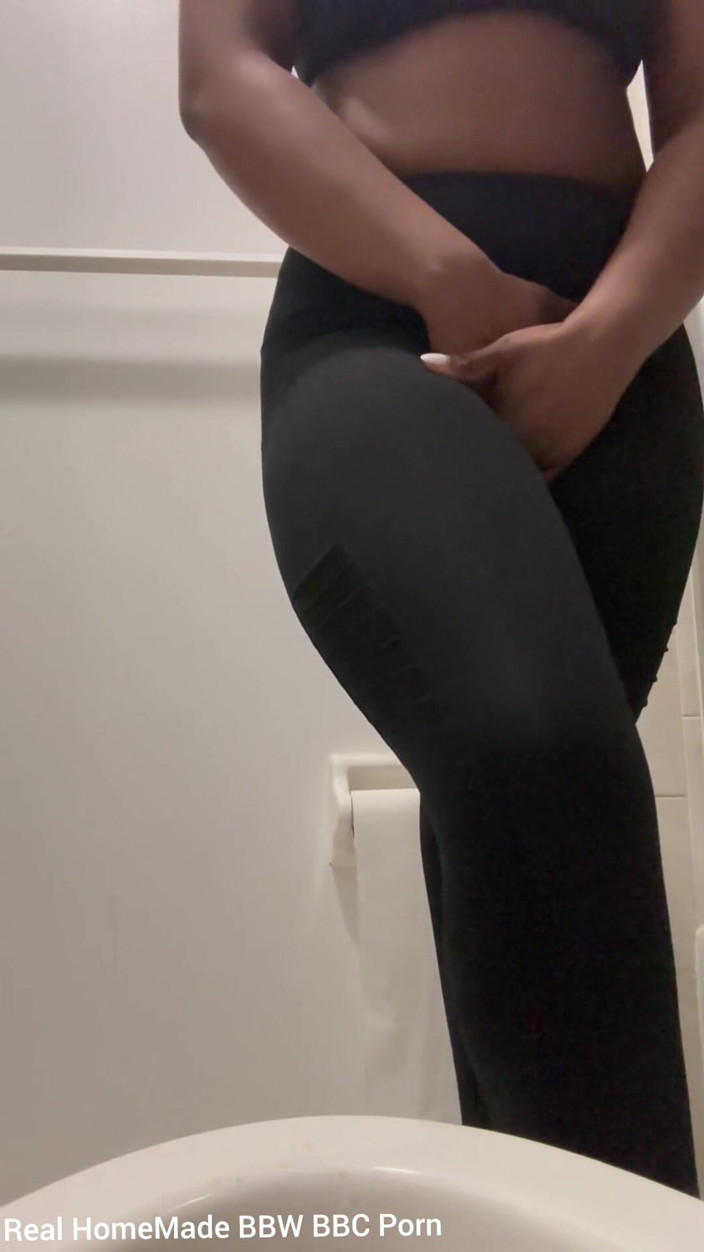 Super sexy ebony cuties: Desesperada por um pequene cortando minhas pernas mijando em primeiro...