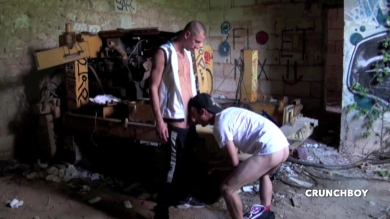 Sneaker gay: Sneaker sottomissione per twink francese da top arabo dominante