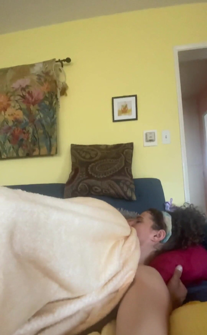 VibeWithMommy: Este ciudat uitam la un cuplu face dragoste?