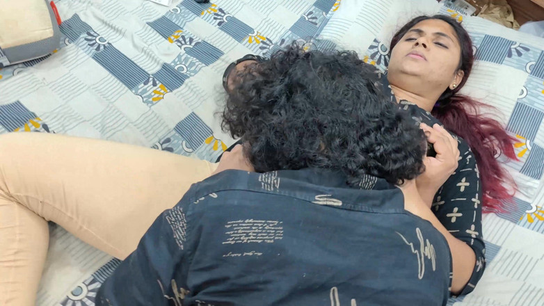 Vaishnavysharunraj: Ayaklarıyla öpüşüyor ve göğüslerini emiyor