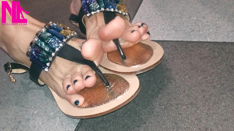 Nyllady: Balançando e sapatando em um bar com os chinelos de...