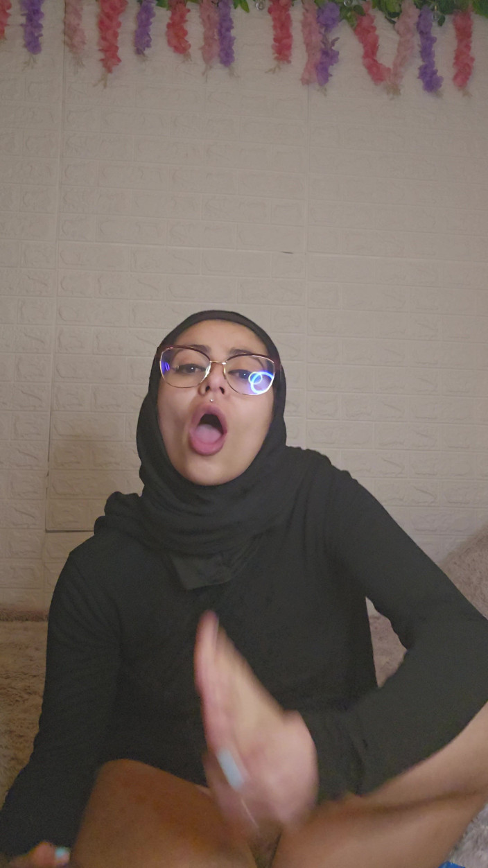MiaNIqab: Mia Niqab me suce les pieds et le gode anal