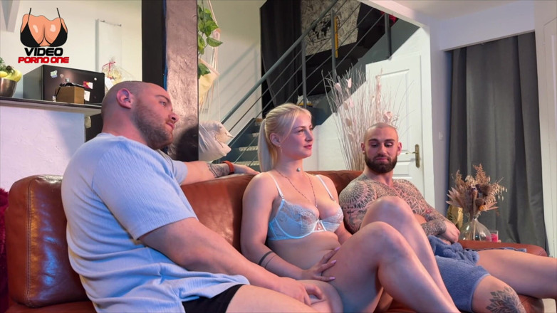 Video Porno One: Gadis nakal yang cantik ini dengan besar mendapat 2 pria yang...