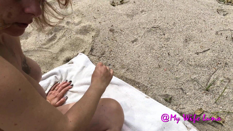 My Wife Luna: Luna se fait bronzer à la plage