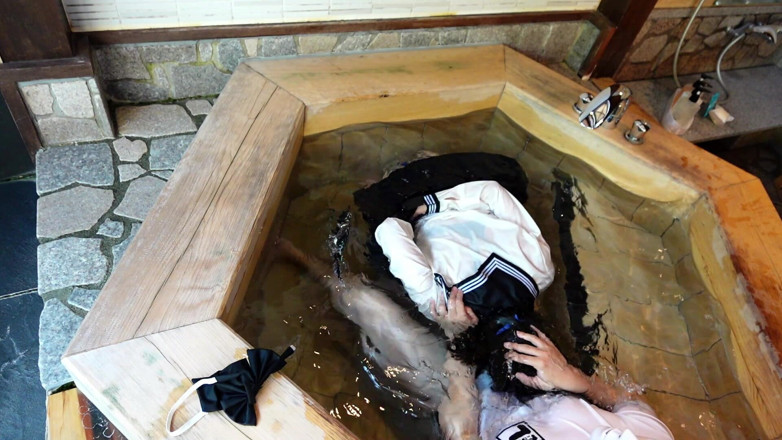 ushirosugatanomiki: 滴る制服 湯船で拘束され校外授業