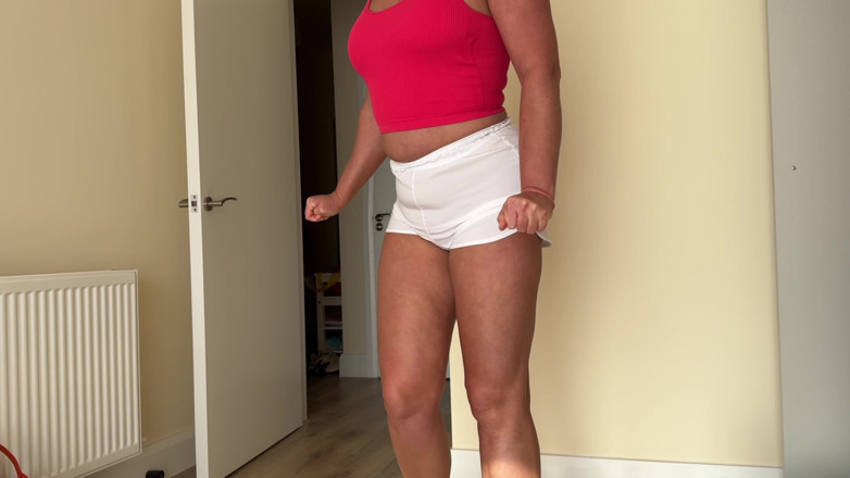 Emma Voyeur: Elle Mouille Désespérément Son Pantalon Court Blanc