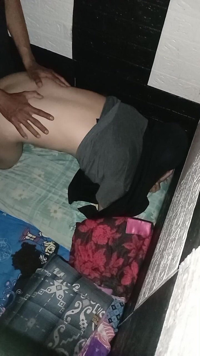 Famly sex: El culo de una mujer asiática hijab ella grita y...