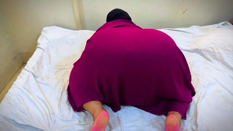 Your Boy's Cum: 戴穆斯林头巾的阿拉伯女孩把玩具插入微胖的大屁股洞，快乐