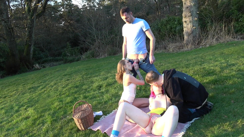 BiMFCoupleUK: Couple Swap Picnic with April Paisley &amp; Emojizz