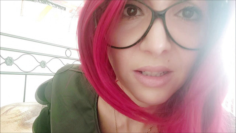 savannahamatoriale: Beau-fils, pouvez-vous rendre une faveur à votre demi-frère bien-aimé ? En effet...