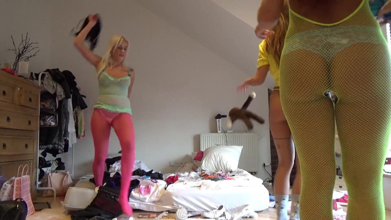 Leon Lambert Girls Twerk Parties CFNM: Résille, les chattes et les seins les plus sexy dansent....