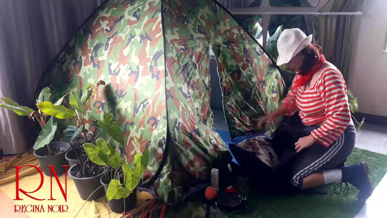 Regina Noir: Kampta seks. Bir yabancı doğada kampta çıplak bir bayanı amından sikiyor....