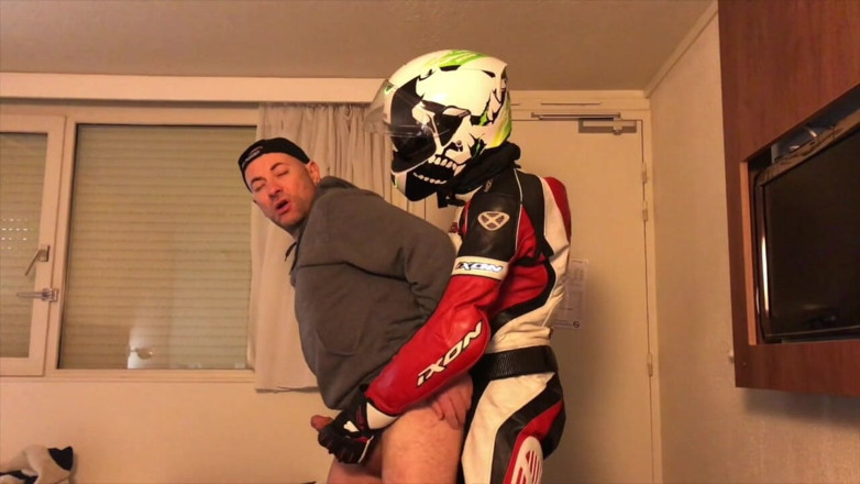 HUMLIATION AND SPANKING PORN: Umiliazione in hotel con un motociclista con abiti fetish