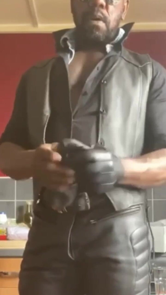 Black Muscle Stepdad: Adegan ayah tiri yang merokok kulit