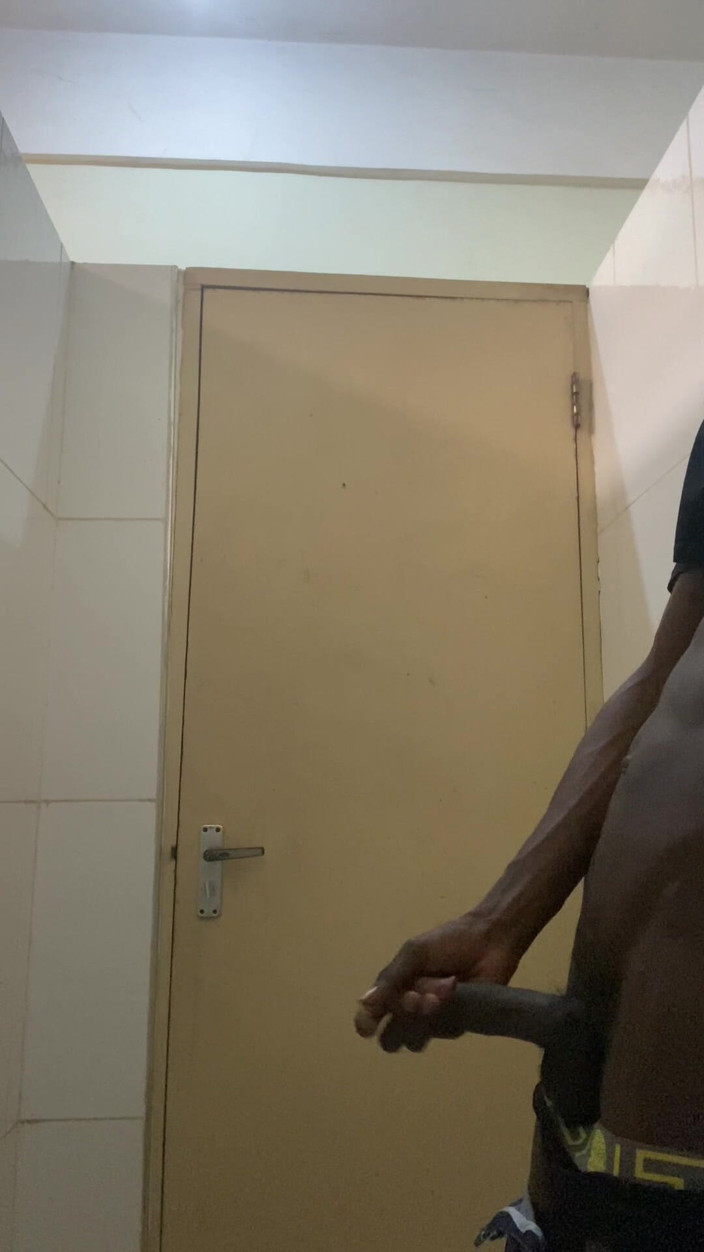 Slimniqqa: BBC cumming w publicznej toalecie - część 1