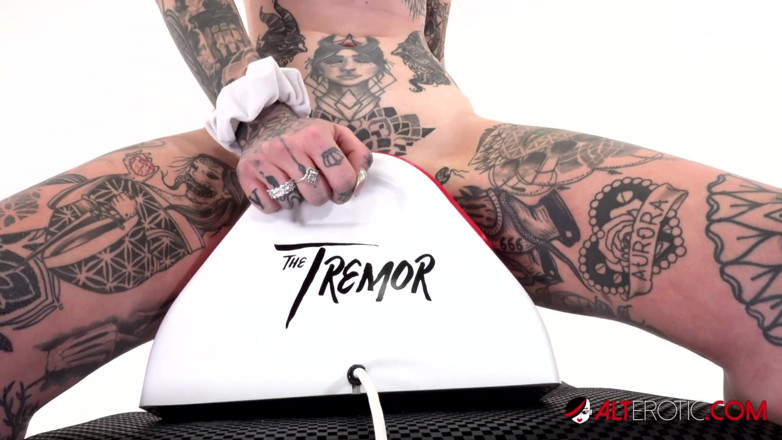 Alt Erotic: Dövmeli Amber Luke ilk kez titremeye biniyor