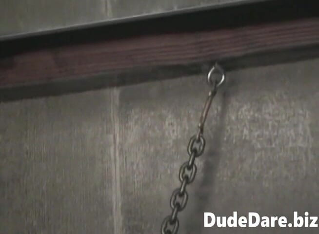 DudeDare: Одаренный медведь и гэнгбэнг с бедной возбужденной покорной