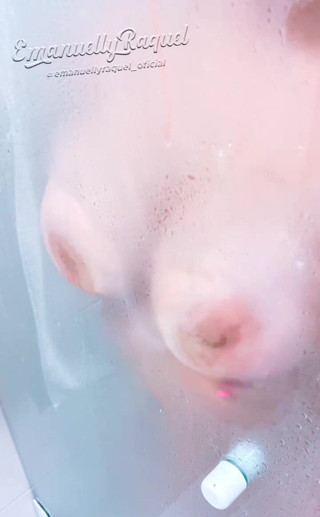 Emanuelly Raquel: Tetas de cerca en la ducha