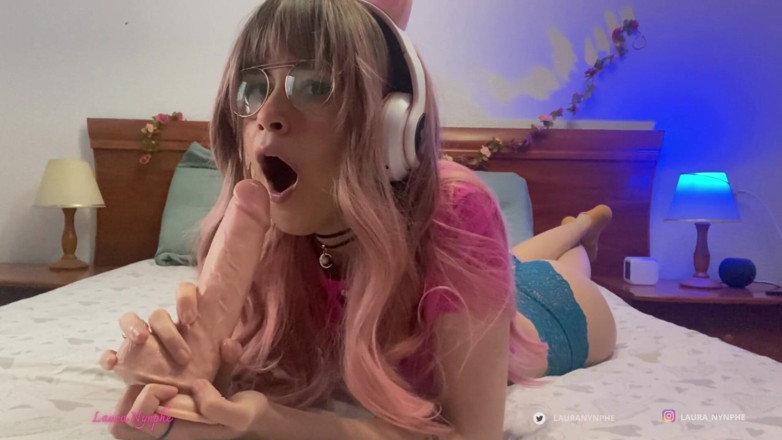 Laura Nynphe: Menina kawaii faz boquete guloso para a câmera eu pau...