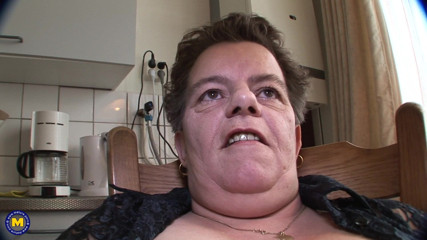 Mature NL: Ta duża gospodyni robi się w kuchni
