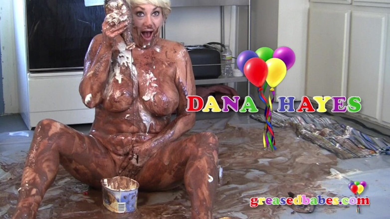 Greased Babes XXX - Greasy Tits and Oiled Asses: Dana Hayes, blonde mature à gros nichons et gros cul, pose...