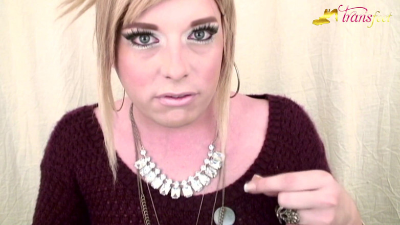 Trans and Cross-Dressers Feet: La trans bionda Mallory e le sue belle unghie rosa