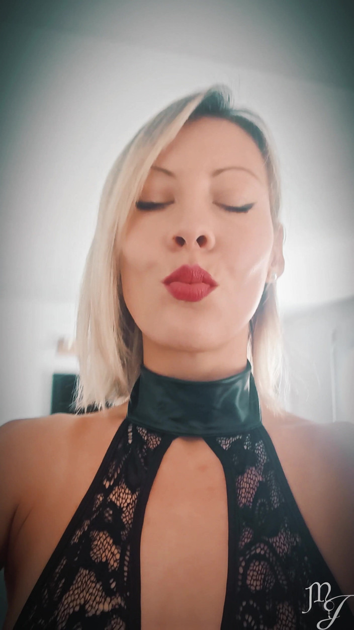 DeesseJulia: Buena semana todo - dominatrix Julia mojada