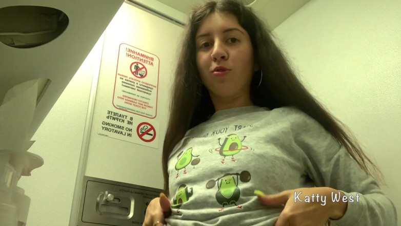 Katty West: Masturbation risquée dans les toilettes d’un avion. J’ai failli me...
