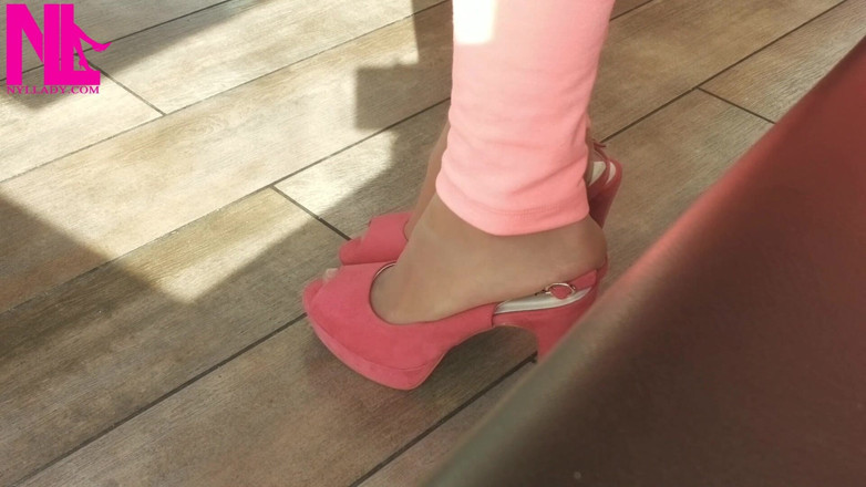 Nyllady: Shoeplay dengan kasut tumit tinggi di bar