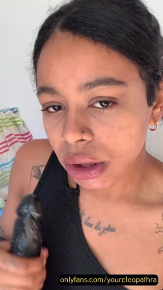 cleopathra: Une salope latina te suce jusqu'à ce que tu jouisses -...