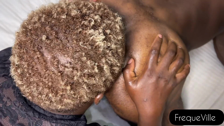 FrequeVille: Une fille excitée lèche et mange son trou du cul