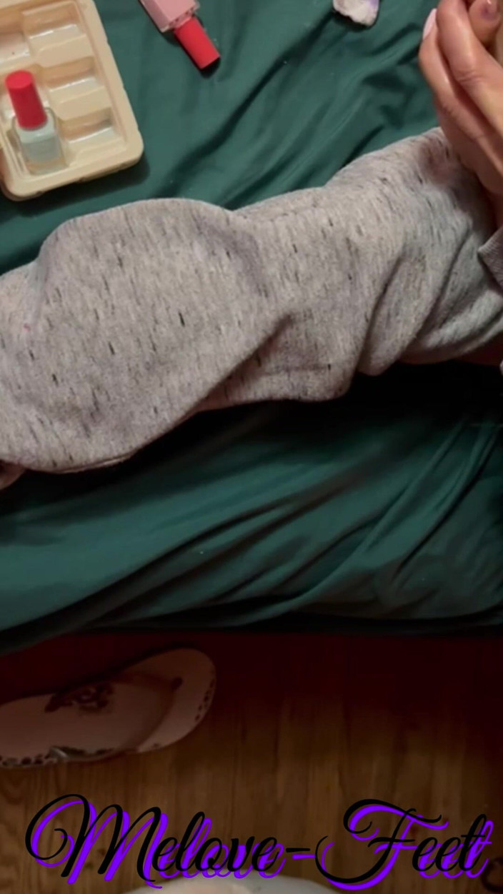 Naelor: Melove nettoie ses petits pieds et fait ses ongles